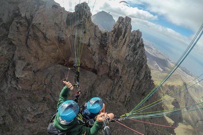 acrobatic-paragliding-tandem-flight-in-tenerife-south