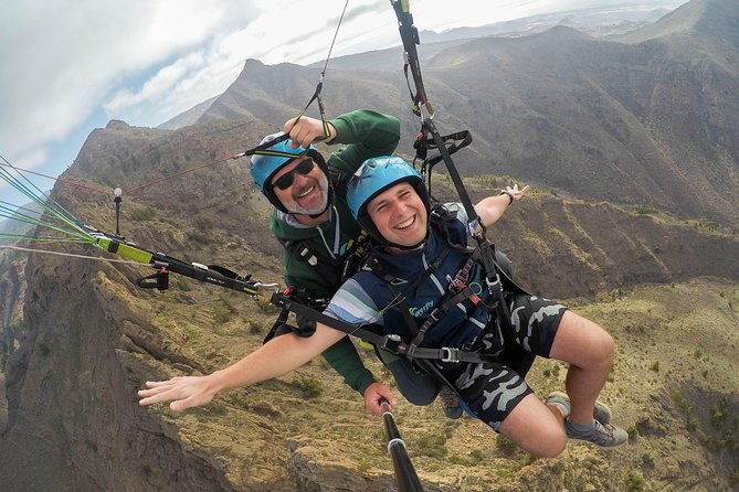 acrobatic-paragliding-tandem-flight-in-tenerife-south