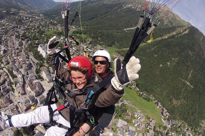 acrobatic-paragliding-tandem-flight-over-chamonix