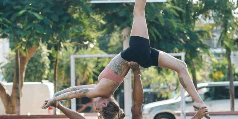 acroyoga-class