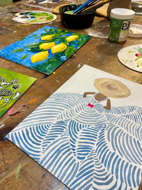 Acrylic Painting in the Heart of Palmas Old Town - The Instructor and Group Dynamics