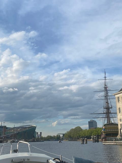 adamboat-cozy-city-centre-cruise