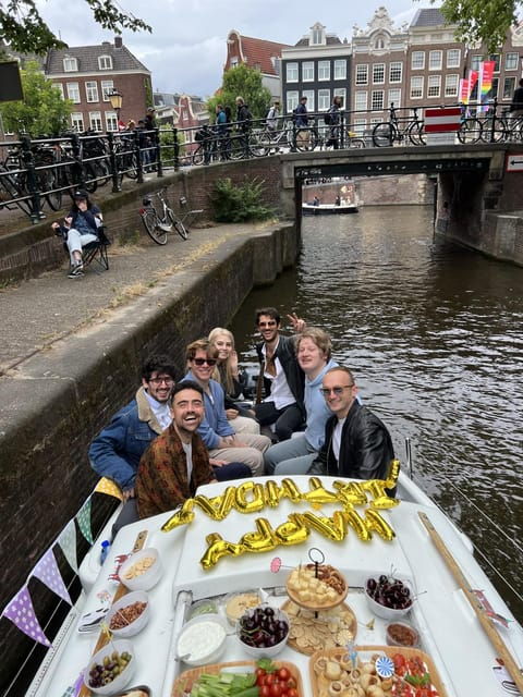 adamboat-cozy-city-centre-cruise