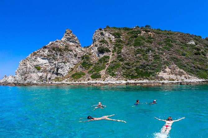 adventure-and-nature-exciting-group-tour-by-dinghy