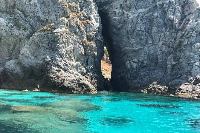 adventure-and-nature-exciting-group-tour-by-dinghy