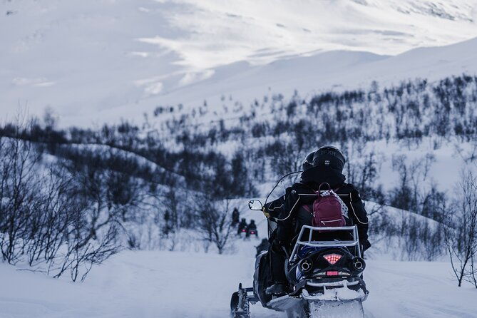 adventure-snowmobile-safari
