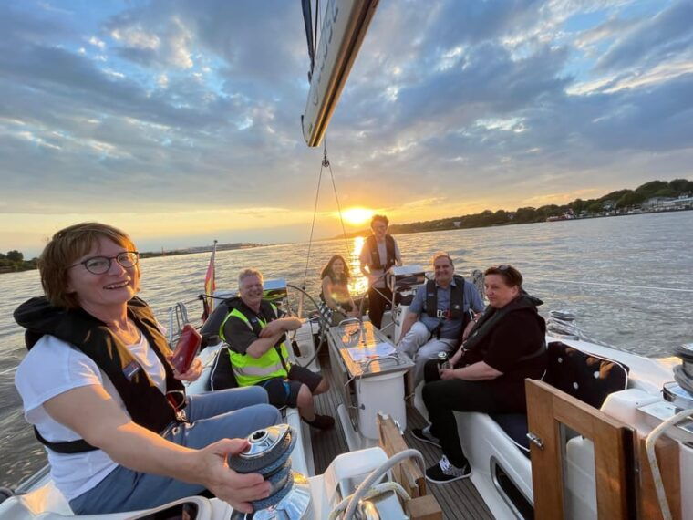 after-work-sailing-yacht-cruising-event-hamburg-elbe