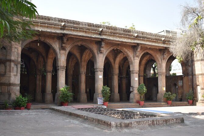 Ahmedabad: Adalaj Stepwell & Religious Tour with transfer - FAQs