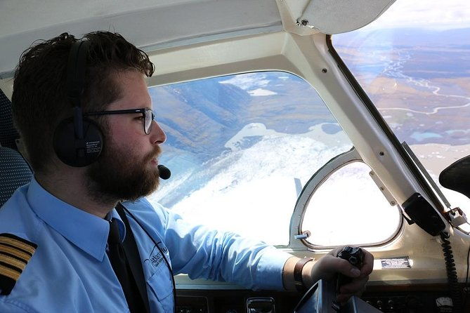 airplane-flight-over-glacier-lagoons-and-icelands-highest-peak