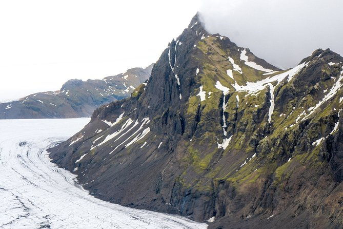 airplane-flight-over-vatnajokull-volcanic-eruption-sites-2