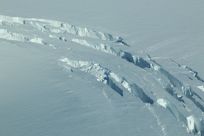 airplane-flight-over-vatnajokull-volcanic-eruption-sites-2