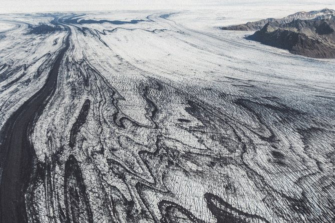 airplane-tour-over-black-sands-and-riverbeds-from-skaftafell