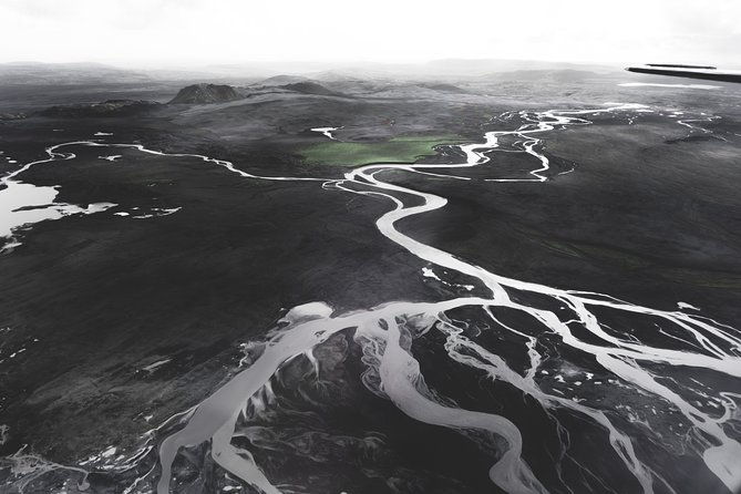 airplane-tour-over-black-sands-and-riverbeds-from-skaftafell