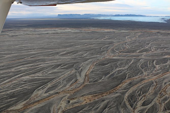 airplane-tour-over-black-sands-and-riverbeds-from-skaftafell