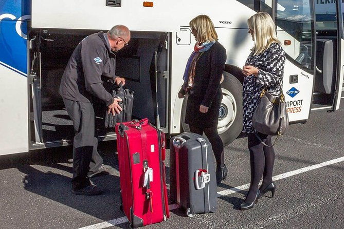 airport-express-shared-departure-transfer-from-reykjavik-hotels-to-keflavik-airport