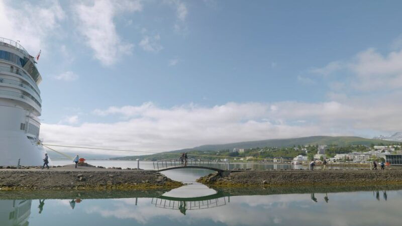 akureyri-lake-myvatn-and-godafoss-waterfall-tour