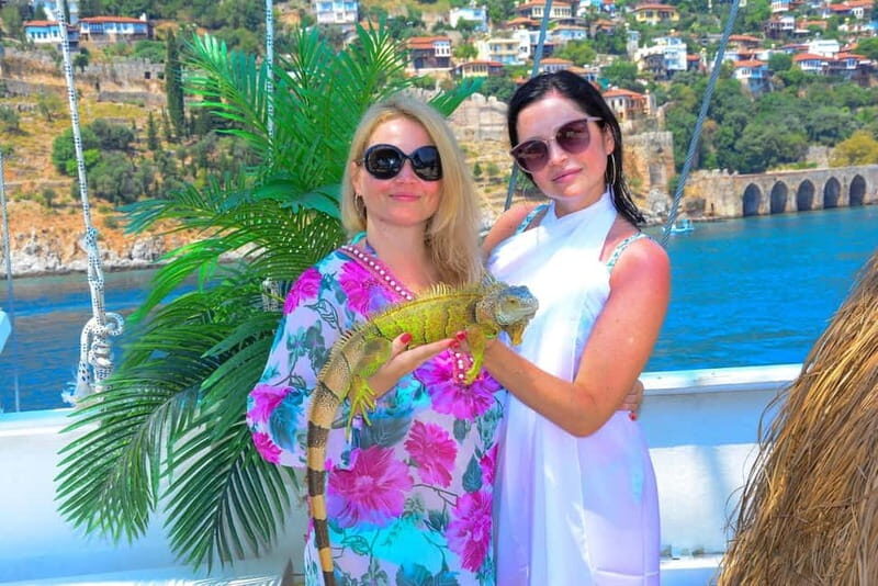 Alanya Boat Trip with Swimming & Castle Panorama Views - Exploring the Itinerary