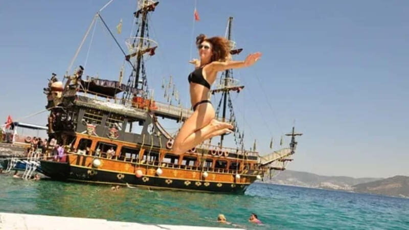 Alanya Boat Trip with Swimming & Castle Panorama Views - Who Should Consider This Tour?