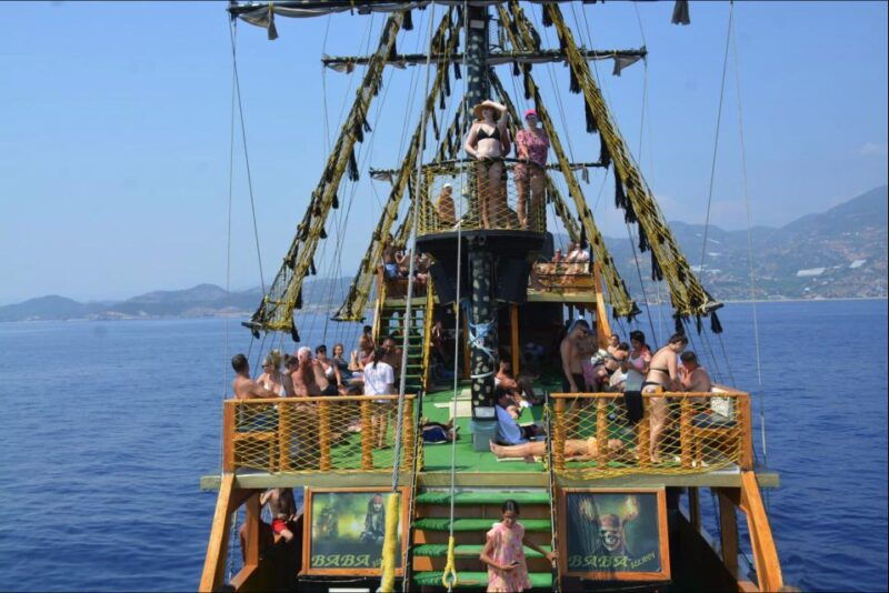 alanya-pirate-boat-tour-w-bbq-foam-party