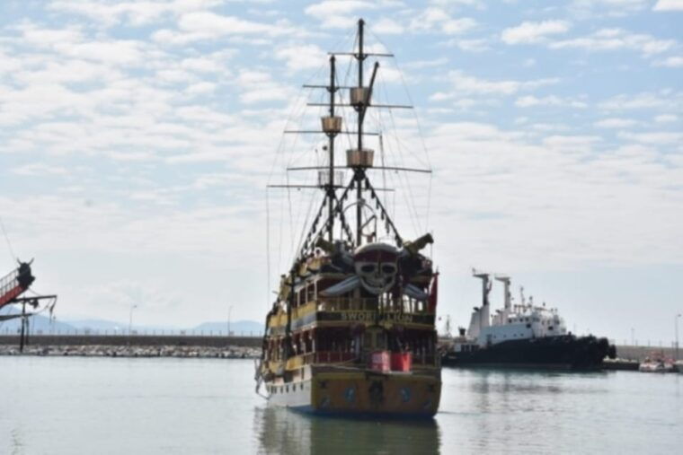 alanya-pirate-ship-cruise-with-food-and-swimming-stops