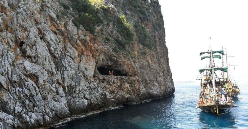 alanya-relaxing-family-boat-tour-without-foam-and-loud-music