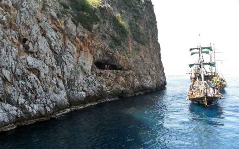 alanya-relaxing-family-boat-tour-without-foam-and-loud-music