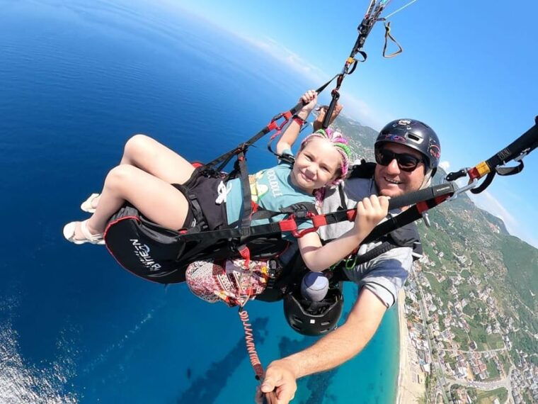 alanya-tandem-paragliding-flight-to-cleopatra-beach