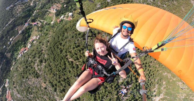 alanya-tandem-paragliding-over-a-castle-and-the-sea