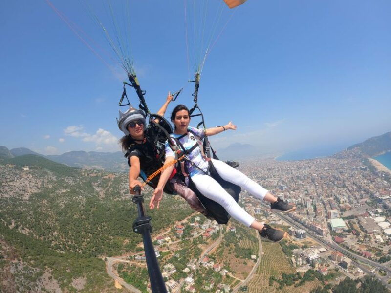 alanya-tandem-paragliding-over-a-castle-and-the-sea