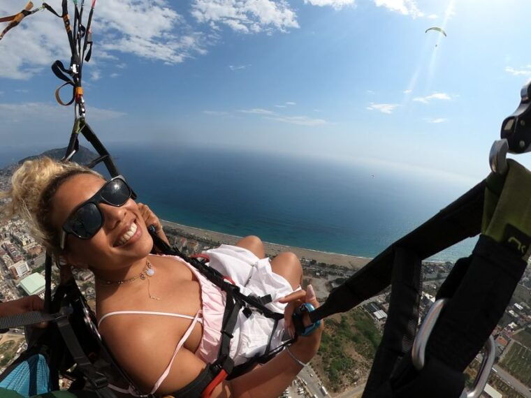 alanya-tandem-paragliding-over-a-castle-and-the-sea