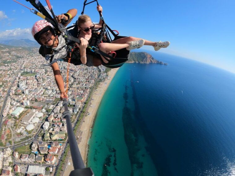 alanya-tandem-paragliding-over-a-castle-and-the-sea