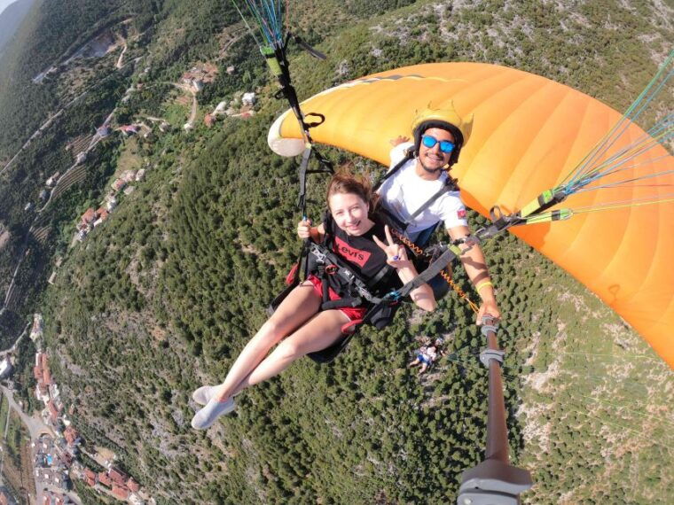 alanya-tandem-paragliding-over-a-castle-and-the-sea