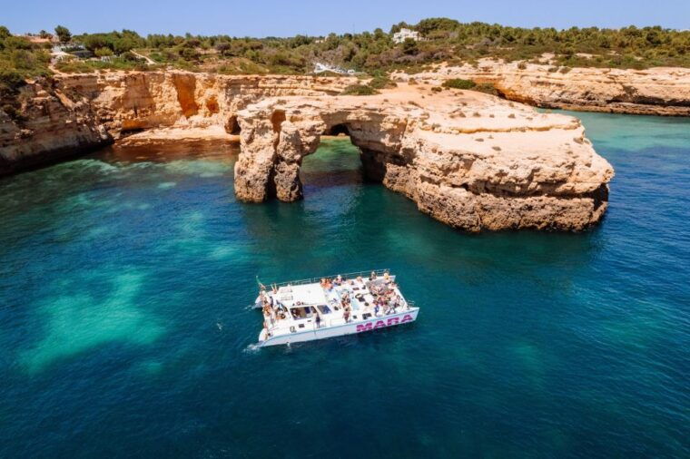 albufeira-caves-and-coastline-catamaran-cruise-to-benagil