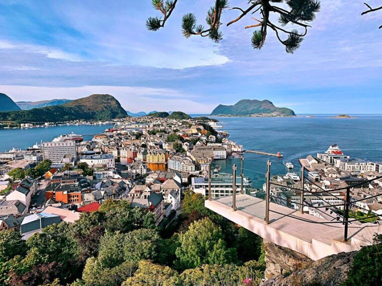 alesund-private-sightseeing-tour-on-foot-and-by-car