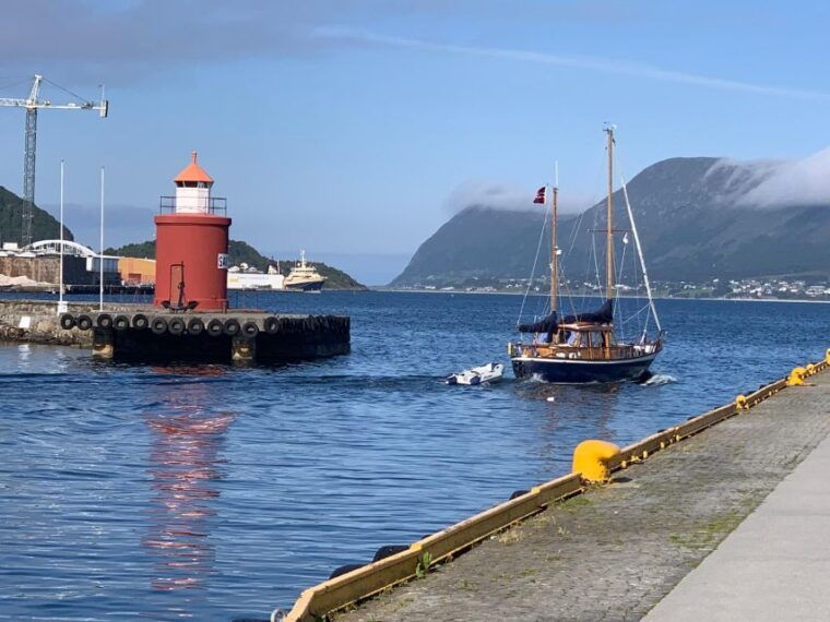 alesund-private-sightseeing-tour-on-foot-and-by-car