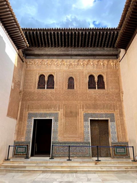 alhambra-and-nasrid-palaces-guided-tour-with-tickets-2