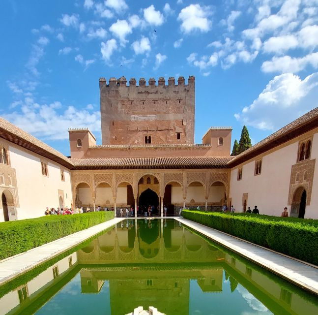 alhambra-and-nasrid-palaces-guided-tour-with-tickets-2