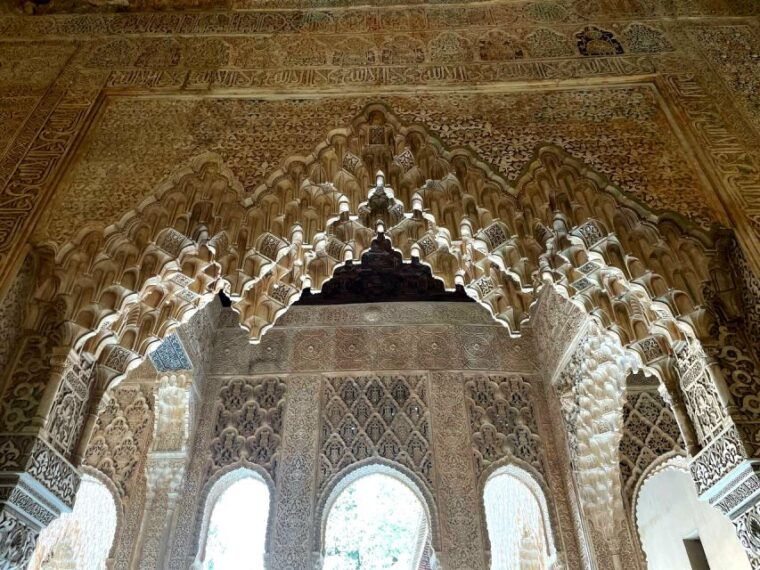 alhambra-and-nasrid-palaces-guided-tour-with-tickets-2