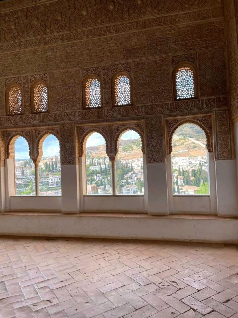 alhambra-and-nasrid-palaces-guided-tour-with-tickets-2