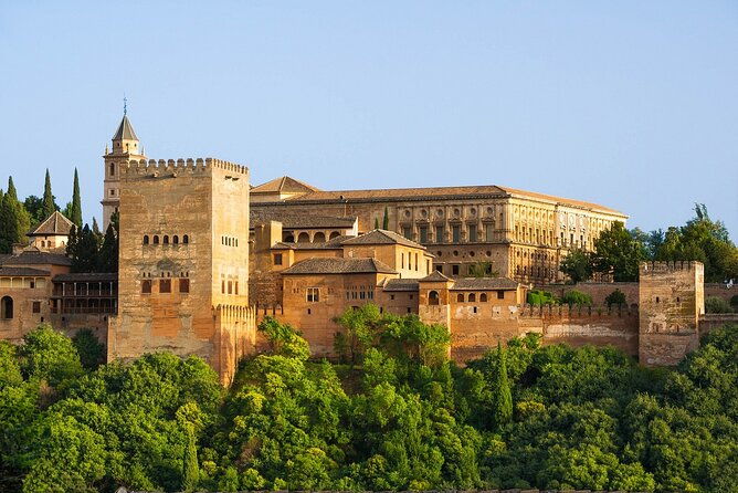 alhambra-entrance-with-nazaries-palaces-and-audio-guide-without-queues