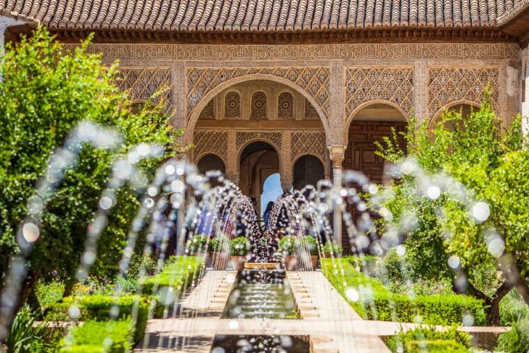 alhambra-guided-tour-with-fast-track-entry-2