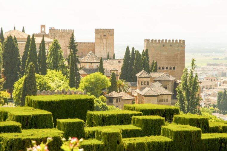 alhambra-guided-tour-with-fast-track-entry