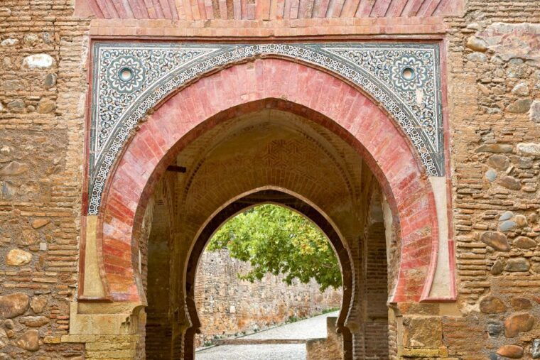 alhambra-nasrid-palaces-and-generalife-3-hour-guided-tour