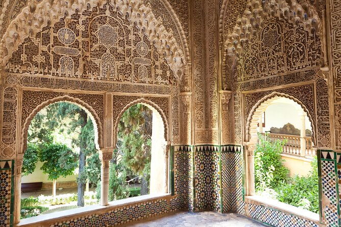 alhambra-private-tour-with-a-historian-with-nasrid-palaces