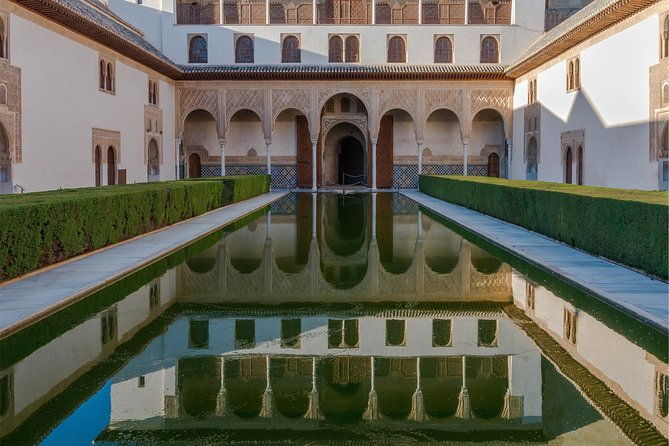 alhambra-skip-the-line-private-tour-including-nasrid-palaces