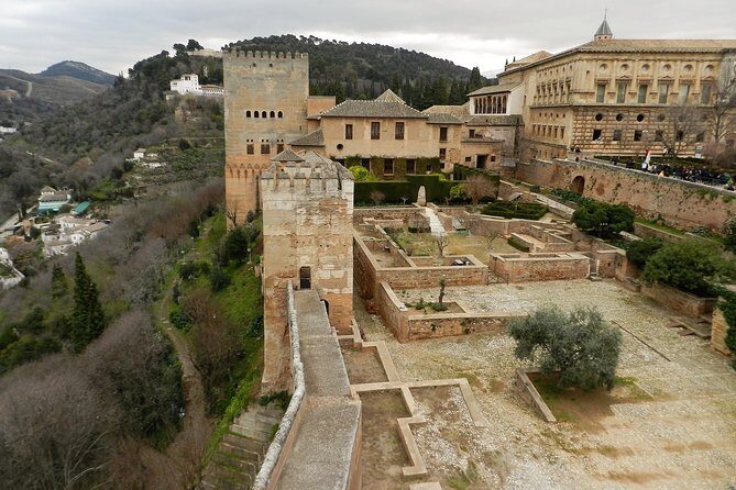 Alhambra: Skip-the-Line to Nasrid Palaces & Generalife - Tour Itinerary: What to Expect