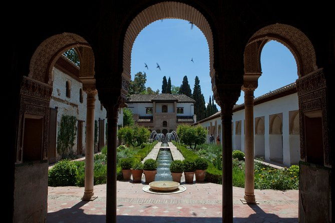 alhambra-small-group-tour-with-local-guide-admission