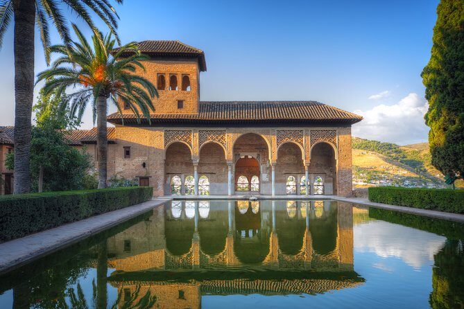 Alhambra Ticket and Guided Tour with Nasrid Palaces - A Closer Look at the Experience