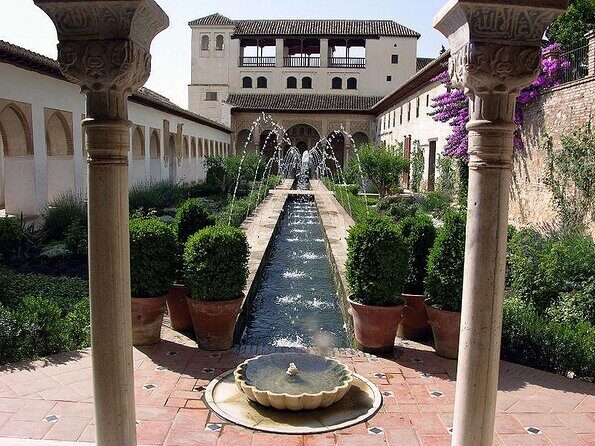 Alhambra: tour with Nasrid Palaces. Admission not included - Key Points