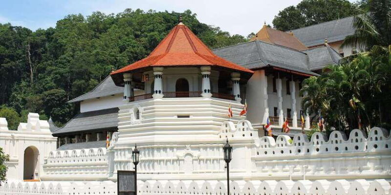all-inclusive-ambuluwawa-tower-kandy-city-tour-by-tuktuk
